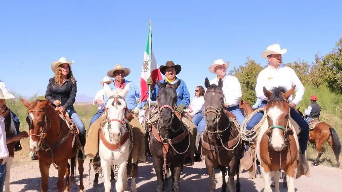 Cabalgata de jinetes en cuchillo parado (52)